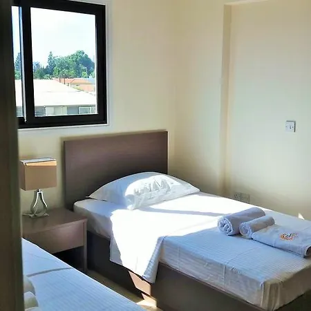 202 Mandritis Court Апартаменты *